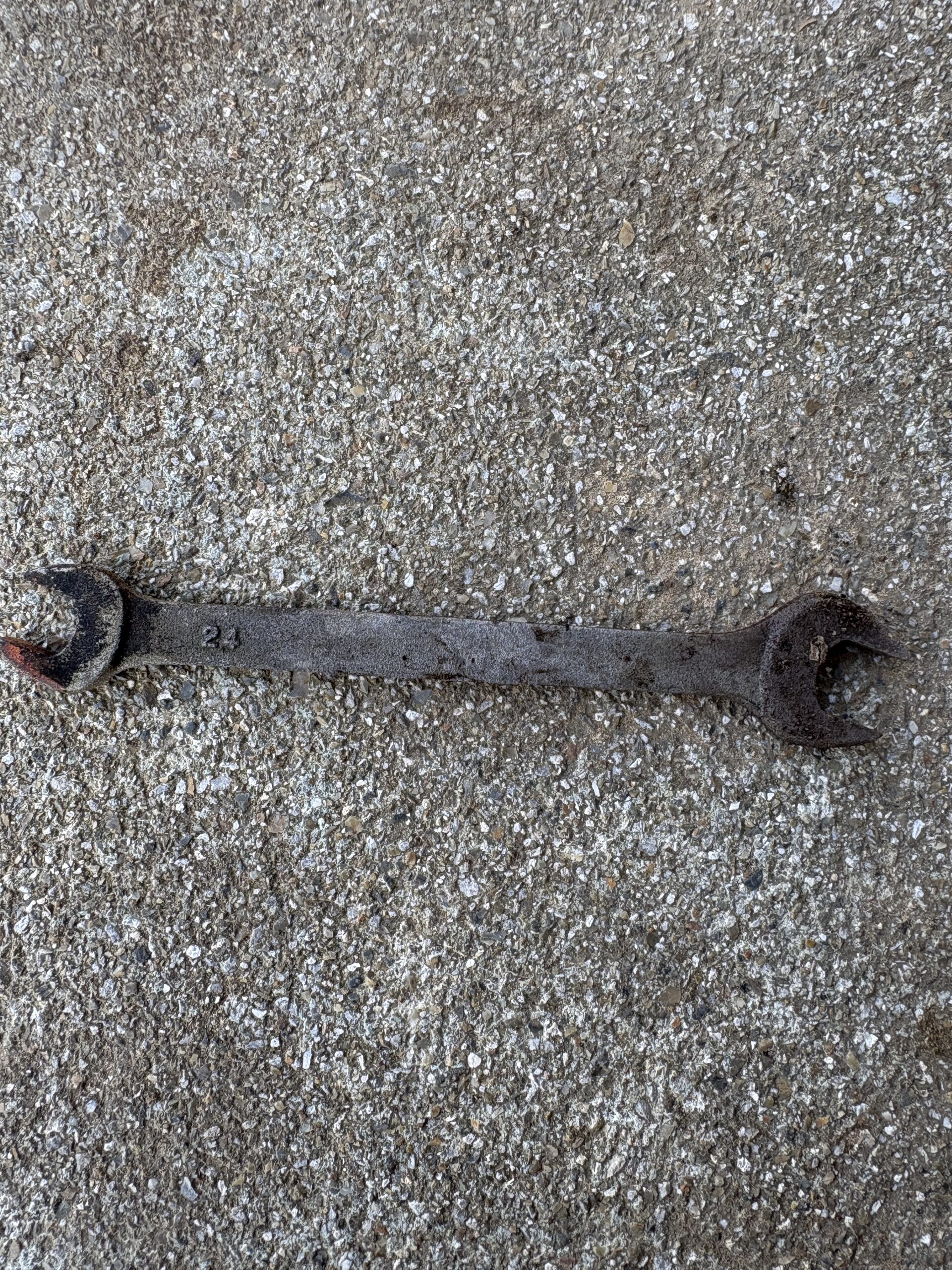 ニッサンレンチ No.5 首まわりのラインと厚み