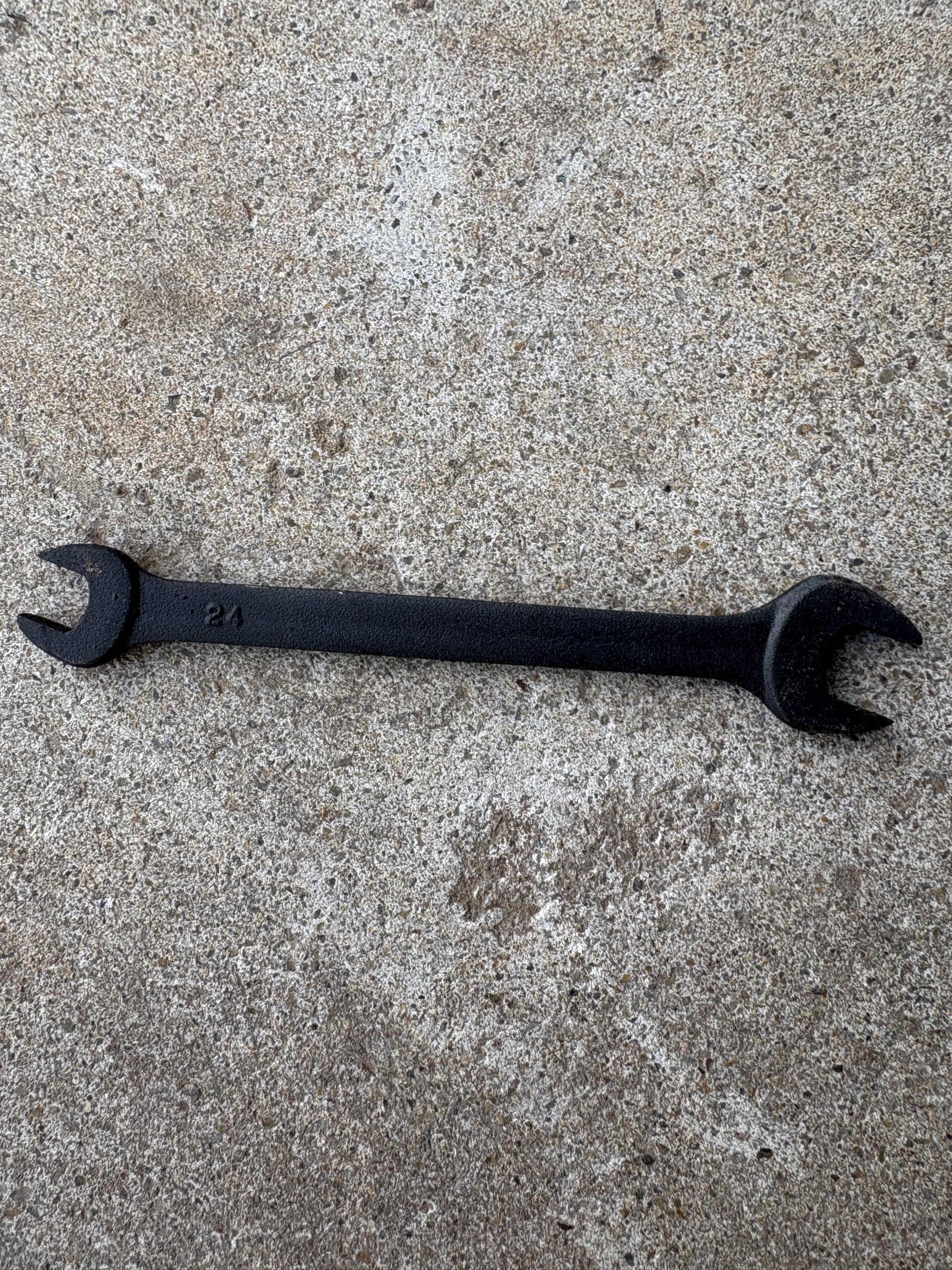 ニッサンレンチ No.5 グリップ側のカーブと厚み